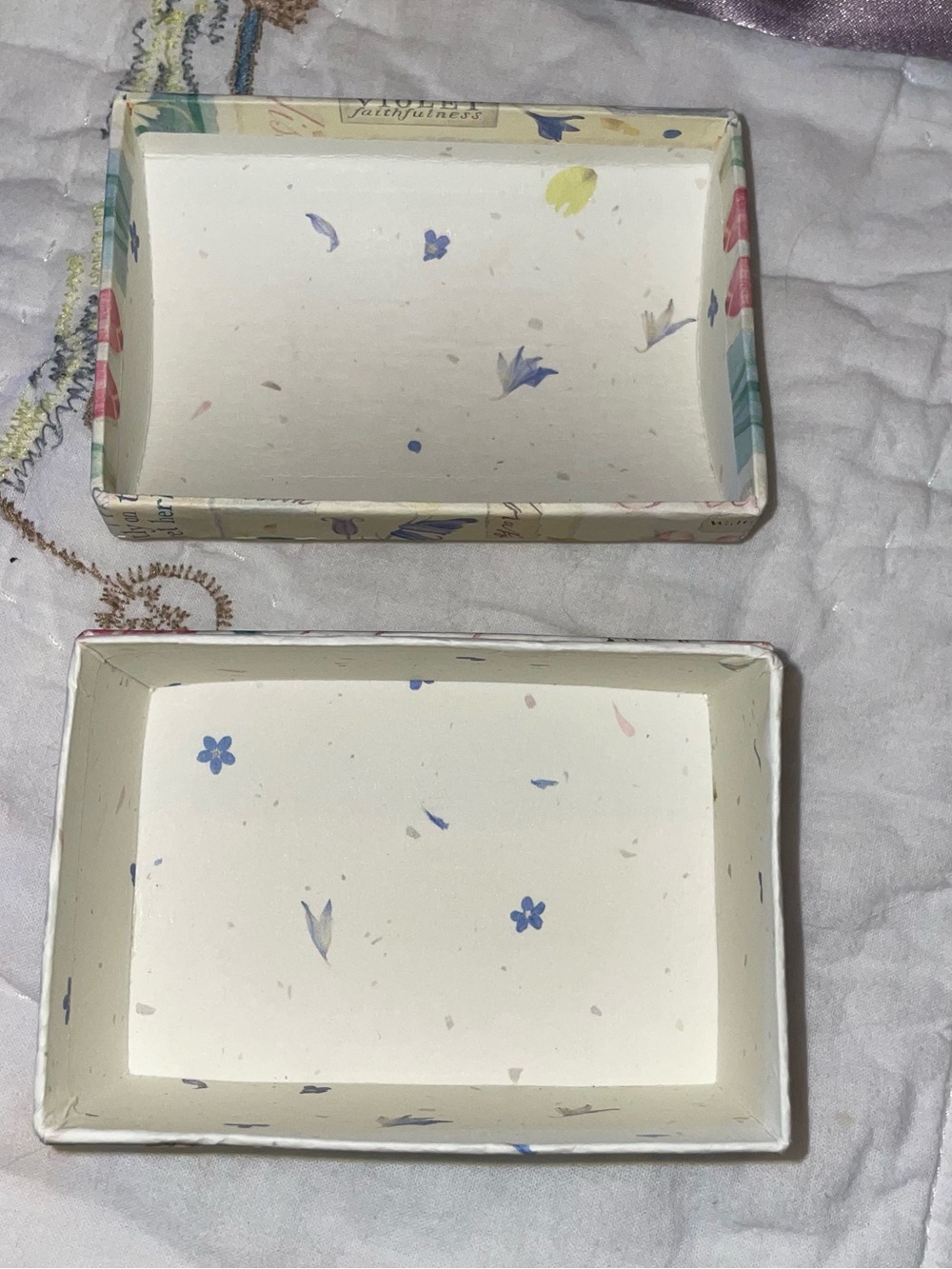 Vintage small Dome Botanical keepsakes box. 1970’s in pristine condition. - Picture 13 of 15